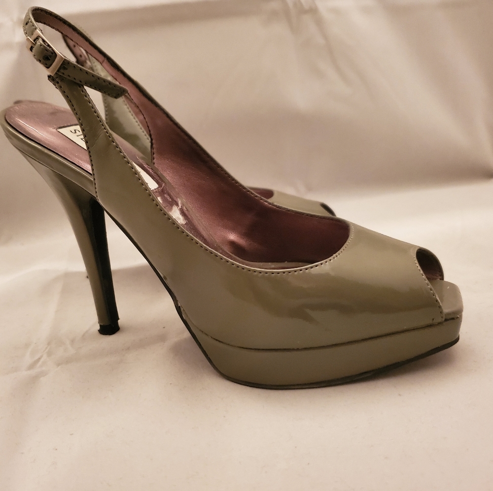 Womens Gray Patent Leather Slingback Heels- 7.5